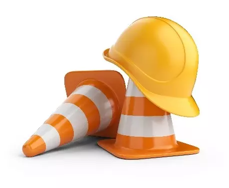 Zwei Verkehrshütchen und ein gelber Bauarbeiter Helm