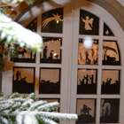 Weihnachtlich geschmücktes Rathausfenster